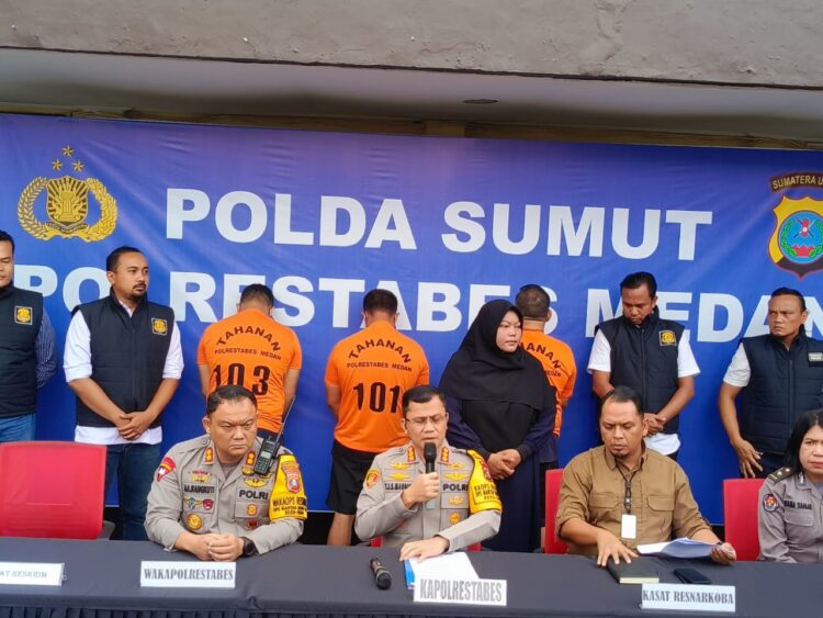GAGALKAN PEREDARAN EKSTASI: Kapolrestabes Medan Kombes Pol Teddy Marbun didampingi Wakapolrestabes AKBP Anhar Rangkuti dan Kasat Narkoba AKBP John Hery Rakutta Sitepu memberikan keterangan pers terkait digagalkannya peredaran 15 ribu butir pil ekstasi serta dianankannya 3 tersangka berinisial DHH, JAS dan AA, di Mapolrestabes, Kamis (28/12/2023).(Foto Dok/ Polrestabes)