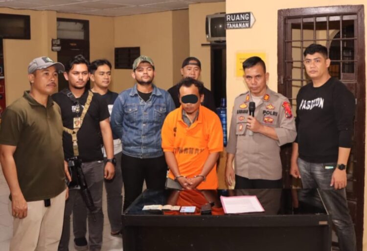 SERAHKAN : Kapolsek Perbaungan, AKP M Pandiangan (Pakaian Dinas) didampingi Kanit Reskrim Ipda Raja K Haloho (kiri) menyerahkan S, tersangka pelaku Curanmor berikut barang bukti 1 unit mobil, ke pihak Polres Nagan Raya Polda Aceh untuk menjalani proses lanjut, Rabu (27/12/2023) malam). (Foto Dok/Humas Polres Sergai)