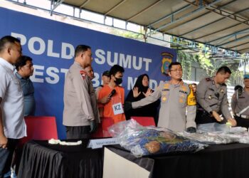 PELAKU PEMBUNUHAN: Kapolrestabes Medan Kombes Pol Teddy Jhon Marbun didampingi Wakapolrestabes AKBP Anhar Rangkuti dan Kasat Reskrim Kompol T Fathir Mustafa menginterogasi pelaku pembunuhan terhadap pemilik usaha bengkel service dan doorsmeer mobil, di Mapolrestabes, Kamis (28/12/2023).(Foto Dok/ Pokrestabes)