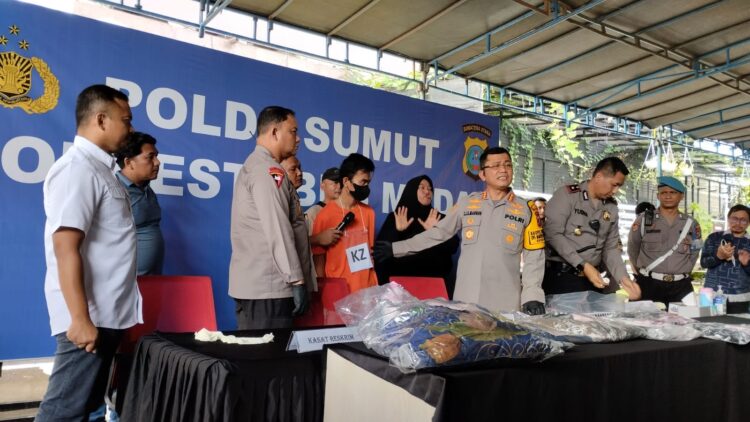 PELAKU PEMBUNUHAN: Kapolrestabes Medan Kombes Pol Teddy Jhon Marbun didampingi Wakapolrestabes AKBP Anhar Rangkuti dan Kasat Reskrim Kompol T Fathir Mustafa menginterogasi pelaku pembunuhan terhadap pemilik usaha bengkel service dan doorsmeer mobil, di Mapolrestabes, Kamis (28/12/2023).(Foto Dok/ Pokrestabes)