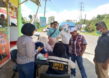 Polres Dairi bersama Urkes Poliklinik Polres Dairi melakukan tes urine terhadap sejumlah supir angkutan umum yang berlokasi di depan Pos Pelayanan Taman Wisata Iman (TWI) Sitinjo Kabupaten Dairi.