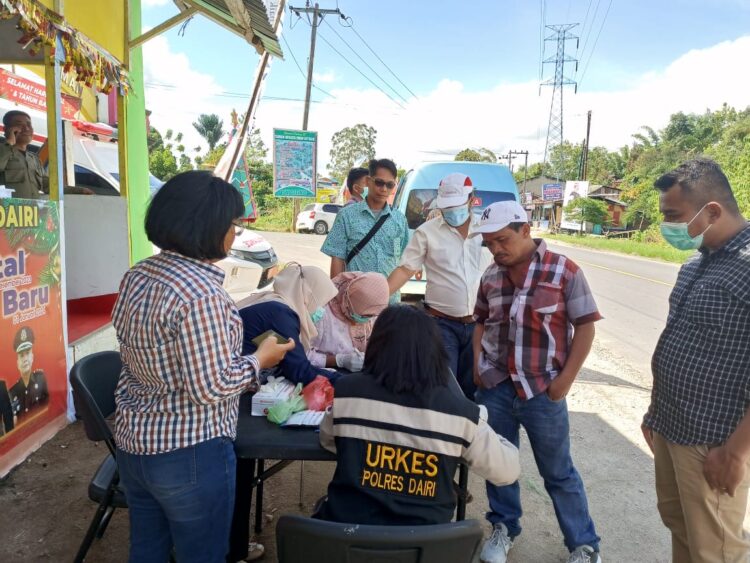 Polres Dairi bersama Urkes Poliklinik Polres Dairi melakukan tes urine terhadap sejumlah supir angkutan umum yang berlokasi di depan Pos Pelayanan Taman Wisata Iman (TWI) Sitinjo Kabupaten Dairi.