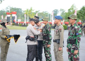 Pemberian penghargaan Pin Emas Kapolri tersebut diberikan dalam kegiatan seremonial upacara yang dipimpin oleh Wakapolda Papua Brigjen Pol. Petrus Patridge Rudolf Renwarin, S.H., M.Si. (mewakili Kapolri) di Lapangan upacara Batalyon B Satbrimob Polda Papua, Timika, Kamis (28/12/2023).