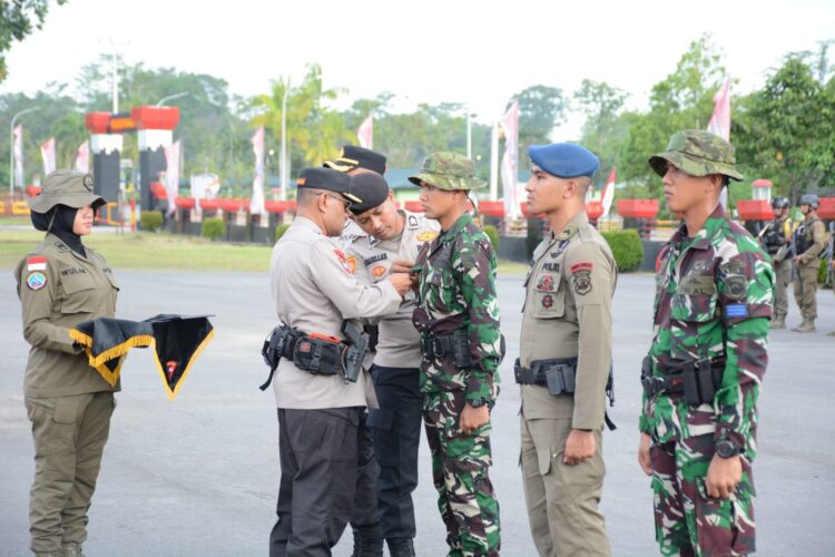 Pemberian penghargaan Pin Emas Kapolri tersebut diberikan dalam kegiatan seremonial upacara yang dipimpin oleh Wakapolda Papua Brigjen Pol. Petrus Patridge Rudolf Renwarin, S.H., M.Si. (mewakili Kapolri) di Lapangan upacara Batalyon B Satbrimob Polda Papua, Timika, Kamis (28/12/2023).