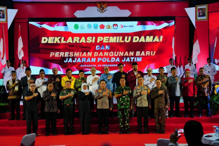 Deklarasi Pemilu Damai di Jawa Timur (Jatim), yang diikuti oleh pimpinan lembaga, tokoh agama, tokoh masyarakat, forum akademisi, organisasi kepemudaan, dan organisasi kemasyarakatan, Kamis, 28 Desember 2023.