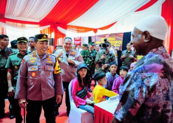 Kapolri Jenderal Listyo Sigit Prabowo menghadiri secara langsung kegiatan bakti kesehatan dan bakti sosial di Jawa Timur, Kamis (28/12/2023). Bakti kesehatan dan sosial ini diselenggarakan sebagai wujud komitmen dari Polri yang terus hadir serta membantu masyarakat yang sangat membutuhkan. Bakti kesehatan itu sendiri diselenggarakan di Gedung Manajemen dan lapangan parkir Hemodialisis dengan target sebanyak 1.080 orang.