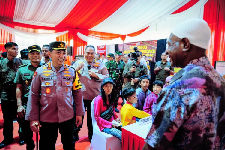 Kapolri Jenderal Listyo Sigit Prabowo menghadiri secara langsung kegiatan bakti kesehatan dan bakti sosial di Jawa Timur, Kamis (28/12/2023). Bakti kesehatan dan sosial ini diselenggarakan sebagai wujud komitmen dari Polri yang terus hadir serta membantu masyarakat yang sangat membutuhkan. Bakti kesehatan itu sendiri diselenggarakan di Gedung Manajemen dan lapangan parkir Hemodialisis dengan target sebanyak 1.080 orang.