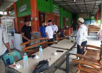 Personel Polres Lhokseumawe melakukan pengamanan kampanye tatap muka calon legislatif (caleg) DPR RI Dapil Aceh 2 dari Partai Amanat Nasional (PAN) di Desa Cot Mee, Nisam, Aceh Utara, wilayah hukum Polres Lhokseumawe, Kamis (28/12/2023).
