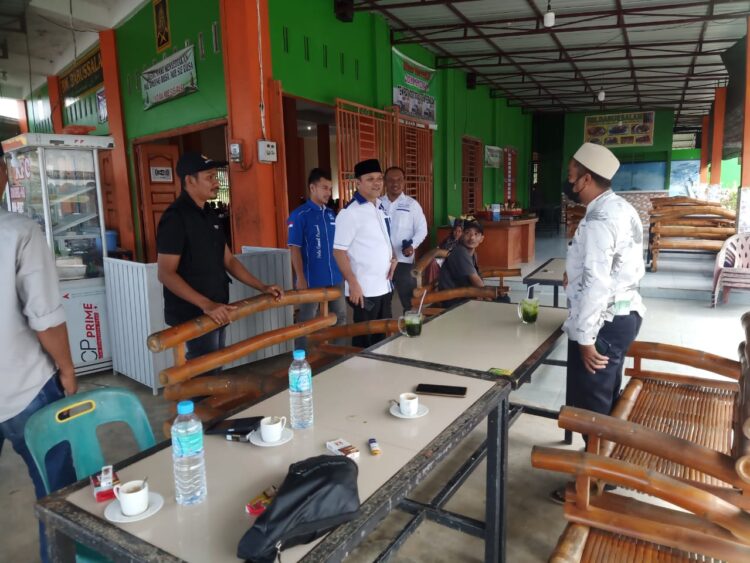 Personel Polres Lhokseumawe melakukan pengamanan kampanye tatap muka calon legislatif (caleg) DPR RI Dapil Aceh 2 dari Partai Amanat Nasional (PAN) di Desa Cot Mee, Nisam, Aceh Utara, wilayah hukum Polres Lhokseumawe, Kamis (28/12/2023).