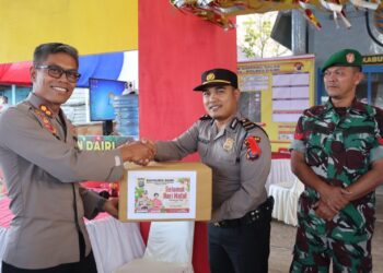 Kapolres Dairi, AKBP Agus Bahari PA., SIK, SH, M.Si mengecek kesiapan petugas yang berada di Pos Pelayanan dan Pos Pengamanan yang ada di wilayah Kabupaten Dairi, Kamis (28/12/2023). Didampingi para JPU Polres Dairi, Kapolres Dairi juga membagikan bingkisan kepada para petugas yang berjaga, dimana di mulai dari Pos Pelayanan yang berada di Pasar Sidikalang, dilanjutkan Pos Pelayanan yang berada di Hutan Lae Pondom, serta di Simpang Taman Wisata Iman (TWI) Sitinjo dan diakhiri di Pos Pengamanan Simpang Salak.