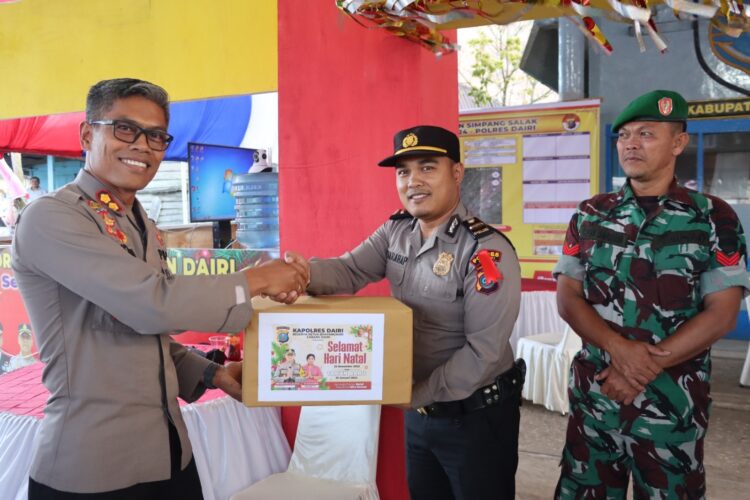 Kapolres Dairi, AKBP Agus Bahari PA., SIK, SH, M.Si mengecek kesiapan petugas yang berada di Pos Pelayanan dan Pos Pengamanan yang ada di wilayah Kabupaten Dairi, Kamis (28/12/2023). Didampingi para JPU Polres Dairi, Kapolres Dairi juga membagikan bingkisan kepada para petugas yang berjaga, dimana di mulai dari Pos Pelayanan yang berada di Pasar Sidikalang, dilanjutkan Pos Pelayanan yang berada di Hutan Lae Pondom, serta di Simpang Taman Wisata Iman (TWI) Sitinjo dan diakhiri di Pos Pengamanan Simpang Salak.