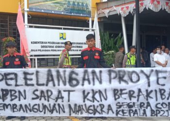 Sejumlah mahasiswa yang mengatasnamakan Aliansi Mahasiswa Anti Korupsi (Alamp Aksi) menggelar aksi demonstrasi ke kantor BP2JK Aceh, Jum'at 29 Desember 2023. Aksi itu dilakukan karena banyaknya persoalan pelelangan proyek APBN yang selama ini sarat KKN dan merugikan masyarakat Aceh.