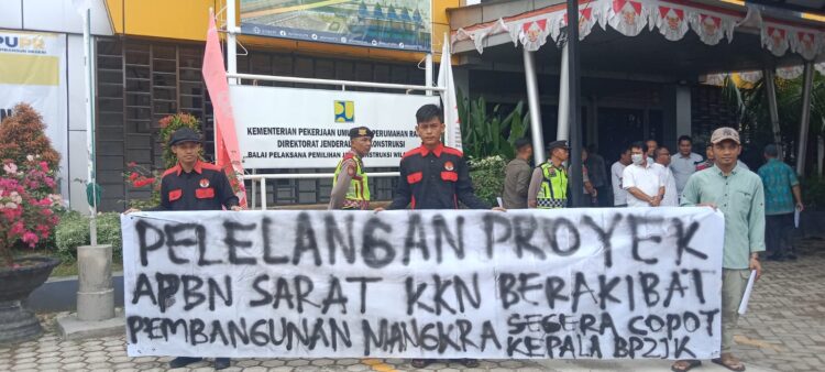 Sejumlah mahasiswa yang mengatasnamakan Aliansi Mahasiswa Anti Korupsi (Alamp Aksi) menggelar aksi demonstrasi ke kantor BP2JK Aceh, Jum'at 29 Desember 2023. Aksi itu dilakukan karena banyaknya persoalan pelelangan proyek APBN yang selama ini sarat KKN dan merugikan masyarakat Aceh.