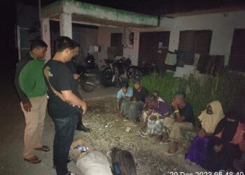 Sembilan orang Imigran Etnis Rohingya ditemukan masyarakat berkeliaran dengan berjalan kaki di Gampong Ranto Kecamatan Nibong, Aceh Utara pada Kamis malam (28/12/2023), 4 lelaki dan 5 perempuan itu lantas diamankan warga ke balai desa setempat.