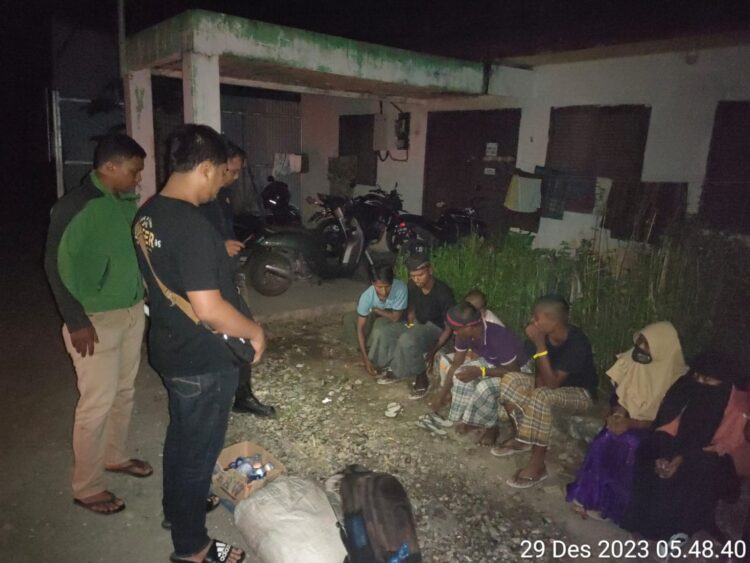 Sembilan orang Imigran Etnis Rohingya ditemukan masyarakat berkeliaran dengan berjalan kaki di Gampong Ranto Kecamatan Nibong, Aceh Utara pada Kamis malam (28/12/2023), 4 lelaki dan 5 perempuan itu lantas diamankan warga ke balai desa setempat.