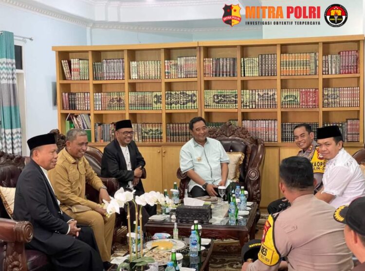 Kepala Kepolisian Daerah (Kapolda) Sulsel, Irjen Pol Andi Rian Djajadi didampingi Penjabat Gubernur Sulsel, Bahtiar Baharuddin dan Bupati Wajo, Amran Mahmud, melakukan kunjungan ke Pondok Pesantren As’adiyah Sengkang, Kabupaten Wajo Ju