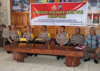 Polres Dairi menggelar Konfrensi Pers akhir tahun dalam pengungkapan kasus yang terjadi selama tahun 2023 di Ruang loby Mapolres Dairi, Jumat (29/12/2023). Kapolres Dairi, AKBP Agus Bahari P.A., SIK, SH, M.Si yang didampingi para PJU mengungkapkan sejumlah kasus kriminalitas yang terjadi sebanyak tahun 2023 yakni berjumlah 796 kasus.