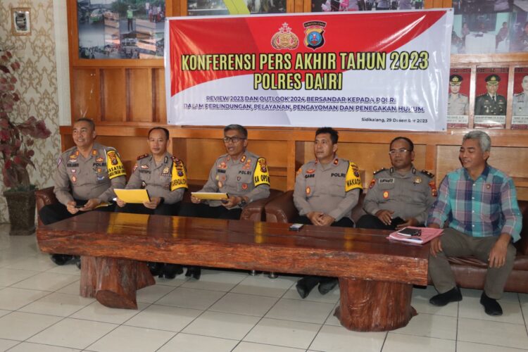 Polres Dairi menggelar Konfrensi Pers akhir tahun dalam pengungkapan kasus yang terjadi selama tahun 2023 di Ruang loby Mapolres Dairi, Jumat (29/12/2023). Kapolres Dairi, AKBP Agus Bahari P.A., SIK, SH, M.Si yang didampingi para PJU mengungkapkan sejumlah kasus kriminalitas yang terjadi sebanyak tahun 2023 yakni berjumlah 796 kasus.