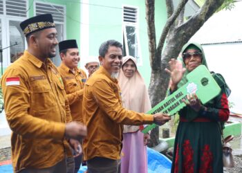 Pemerintah Kabupaten (Pemkab) Nagan Raya melalui Baitul Mal Kabupaten (BMK) menyerahkan 35 unit rumah layak huni senif fakir dan miskin yang tersebar di 8 kecamatan dari 10 kecamatan dalam wilayah setempat, diserahkan secara simbolis oleh Penjabat (Pj) Bupati Nagan Raya Fitriany Farhas, AP, S,Sos., M.Si diwakili Sekretaris Daerah (Sekda) Ir. H. Ardimartha, yang berlangsung di Gampong Cot Kuta, Kecamatan Suka Makmue, Jum'at (29/12/2023).