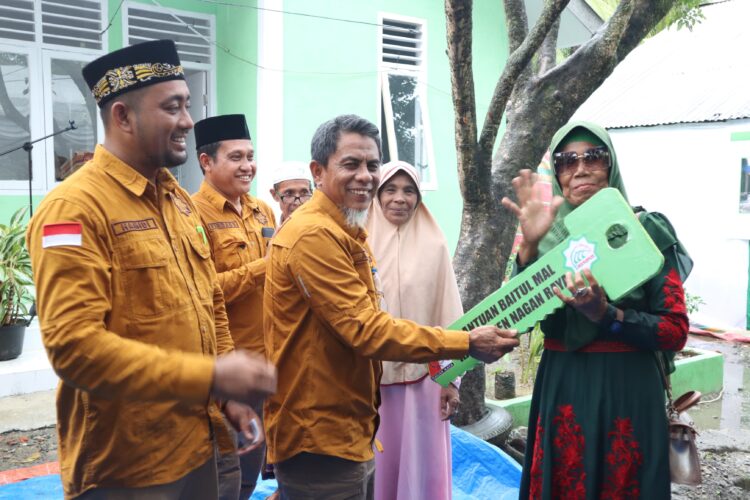 Pemerintah Kabupaten (Pemkab) Nagan Raya melalui Baitul Mal Kabupaten (BMK) menyerahkan 35 unit rumah layak huni senif fakir dan miskin yang tersebar di 8 kecamatan dari 10 kecamatan dalam wilayah setempat, diserahkan secara simbolis oleh Penjabat (Pj) Bupati Nagan Raya Fitriany Farhas, AP, S,Sos., M.Si diwakili Sekretaris Daerah (Sekda) Ir. H. Ardimartha, yang berlangsung di Gampong Cot Kuta, Kecamatan Suka Makmue, Jum'at (29/12/2023).