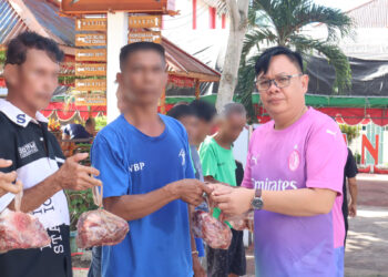 Puluhan kilogram daging sapi dibagikan kepada warga binaan Lembaga Pemasyarakatan (Lapas) Kelas IIB Bitung Kanwil Kemenkumham Sulawesi Utara. Daging tersebut berasal dari Pemerintah Kota Bitung yang disalurkan melalui Dinas Ketahanan Pangan dan Pertanian untuk dibagikan kepada seluruh masyarakat Kota Bitung pada perayaan Natal. Sabtu (29/12/23).