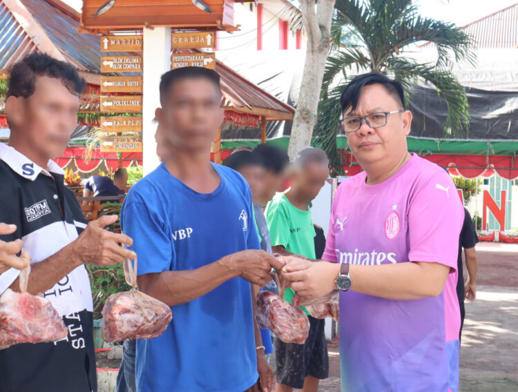 Puluhan kilogram daging sapi dibagikan kepada warga binaan Lembaga Pemasyarakatan (Lapas) Kelas IIB Bitung Kanwil Kemenkumham Sulawesi Utara. Daging tersebut berasal dari Pemerintah Kota Bitung yang disalurkan melalui Dinas Ketahanan Pangan dan Pertanian untuk dibagikan kepada seluruh masyarakat Kota Bitung pada perayaan Natal. Sabtu (29/12/23).
