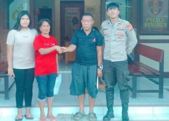 Bripka SULITNO JALI, S.H, anggota Piket Reskrim, berhasil menyelesaikan kasus dugaan tindak pidana pelecehan dengan kata-kata terhadap anak di bawah umur melalui pendekatan problem solving. Kejadian tersebut melibatkan Terlapor Lk. Hendrikus Lawang dan Anak Pelapor Pr. Yeni Dorayang an. Ciranti Makarilang pada hari Kamis, 28 Desember 2023.