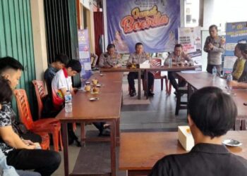 Kegiatan “Jumat Bacirita” Polresta Manado digelar di kantin presisi Polresta Manado. Kegiatan ini bertujuan mengantisipasi kemacetan yang mungkin terjadi menjelang perayaan Natal dan pesta kembang api pada hari Jumat, tanggal 29 Desember 2023, pukul 09.00 WITA.