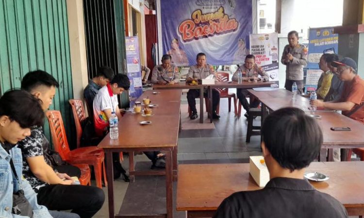 Kegiatan “Jumat Bacirita” Polresta Manado digelar di kantin presisi Polresta Manado. Kegiatan ini bertujuan mengantisipasi kemacetan yang mungkin terjadi menjelang perayaan Natal dan pesta kembang api pada hari Jumat, tanggal 29 Desember 2023, pukul 09.00 WITA.