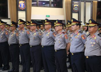 Menjelang akhir tahun 2023, Kepolisian Negara Republik Indonesia (Polri) menggelar upacara kenaikan pangkat atau Korps Raport, Sabtu (30/12/2024). Ada 22 perwira tinggi (Pati) dan 211 perwira menengah (pamen) berpangkat Kombes. Kapolri Jenderal Listyo Sigit Prabowo memimpin langsung Korps Raport di Rupatama Mabes Polri.