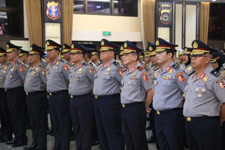 Menjelang akhir tahun 2023, Kepolisian Negara Republik Indonesia (Polri) menggelar upacara kenaikan pangkat atau Korps Raport, Sabtu (30/12/2024). Ada 22 perwira tinggi (Pati) dan 211 perwira menengah (pamen) berpangkat Kombes. Kapolri Jenderal Listyo Sigit Prabowo memimpin langsung Korps Raport di Rupatama Mabes Polri.