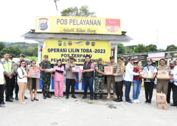 Forkopimda Kabupaten Samosir, yang terdiri dari Kapolres Samosir AKBP Yogie Hardiman, S.H.,S.I.K.,M.H., Bupati Samosir Vandiko T. Gultom, ST, Dandim 0210/TU Letkol INF Saiful Rizal, Wakapolres Samosir Kompol T. Panggabean dan pimpinan OPD Kabupaten Samosir, melakukan pengecekan Pos Pengamanan, Pos Pelayanan dan Pos Terpadu dalam rangka perayaan Natal 2023 dan Tahun Baru 2024 di wilayah hukum Polres Samosir. Pengecekan dilaksanakan di beberapa lokasi, termasuk Pos PAM Simpang 4 HKBP Bolon Pangururan, Pos Terpadu Pelabuhan Simanindo, Pos Terpadu Pelabuhan Ambarita, Pos Terpadu Pelabuhan Ferry Tomok, Pos Pengamanan Simpang Gonting, Pos Pelayanan Simpang Tiga Tele, dan Pos Terpadu Sipinggan.
