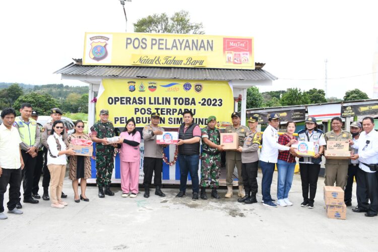 Forkopimda Kabupaten Samosir, yang terdiri dari Kapolres Samosir AKBP Yogie Hardiman, S.H.,S.I.K.,M.H., Bupati Samosir Vandiko T. Gultom, ST, Dandim 0210/TU Letkol INF Saiful Rizal, Wakapolres Samosir Kompol T. Panggabean dan pimpinan OPD Kabupaten Samosir, melakukan pengecekan Pos Pengamanan, Pos Pelayanan dan Pos Terpadu dalam rangka perayaan Natal 2023 dan Tahun Baru 2024 di wilayah hukum Polres Samosir. Pengecekan dilaksanakan di beberapa lokasi, termasuk Pos PAM Simpang 4 HKBP Bolon Pangururan, Pos Terpadu Pelabuhan Simanindo, Pos Terpadu Pelabuhan Ambarita, Pos Terpadu Pelabuhan Ferry Tomok, Pos Pengamanan Simpang Gonting, Pos Pelayanan Simpang Tiga Tele, dan Pos Terpadu Sipinggan.