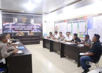 Polres Sabang menggelar Konferensi Pers Akhir Tahun yang dipimpin oleh Kapolres Sabang, AKBP Erwan, SH, MH digelar di Aula Dhira Brata Polres Sabang dan dihadiri oleh Pejabat Utama Polres Sabang serta Anggota Persatuan Wartawan Indonesia Kota Sabang, Sabtu (30/12/2023).
