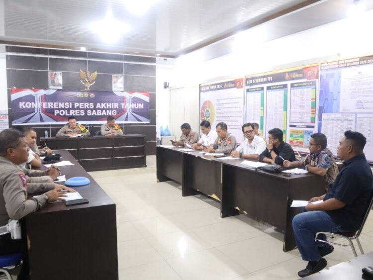Polres Sabang menggelar Konferensi Pers Akhir Tahun yang dipimpin oleh Kapolres Sabang, AKBP Erwan, SH, MH digelar di Aula Dhira Brata Polres Sabang dan dihadiri oleh Pejabat Utama Polres Sabang serta Anggota Persatuan Wartawan Indonesia Kota Sabang, Sabtu (30/12/2023).