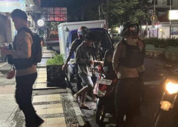 Patroli Rayon Samapta Polresta Manado melaksanakan kegiatan SIBULAN (Sikat Pemabuk Jalanan) dengan sukses di Pasar 45 Kota Manado. Dalam operasi ini, petugas berhasil membersihkan dan menertibkan pemabuk jalanan yang seringkali meresahkan warga sekitar. Malam Jumat (30/12/2023).