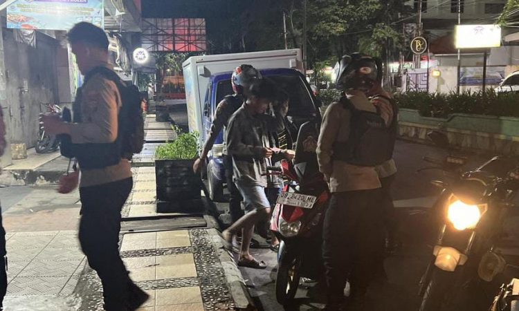Patroli Rayon Samapta Polresta Manado melaksanakan kegiatan SIBULAN (Sikat Pemabuk Jalanan) dengan sukses di Pasar 45 Kota Manado. Dalam operasi ini, petugas berhasil membersihkan dan menertibkan pemabuk jalanan yang seringkali meresahkan warga sekitar. Malam Jumat (30/12/2023).
