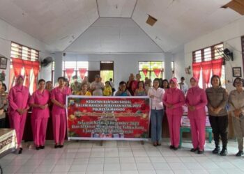 Polresta Manado bersama Bhayangkari Cabang Kota Manado menyelenggarakan kegiatan pemberian bantuan sosial (Bansos) untuk membawa kebahagiaan kepada sesama. Kegiatan tersebut dijalankan dengan penuh kehangatan di dua lokasi berbeda, yakni Panti Werdha Senja Cerah di Paniki Bawah, Kecamatan Mapanget, dan Panti Asuhan Lukas di Karombasan, Kecamatan Wanea, Sabtu (30/12/2023).