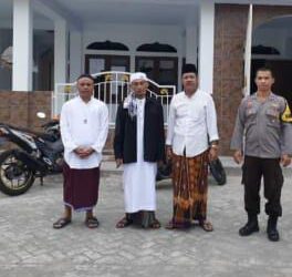 Personel Polresta Manado menunjukkan komitmen mereka terhadap keamanan dan ketertiban masyarakat dengan melaksanakan tugas Paja Somat (Polisi Jaga Gereja dan Sholat Jumat) di wilayah hukum Polresta Manado pada Jumat (29/12/2023).