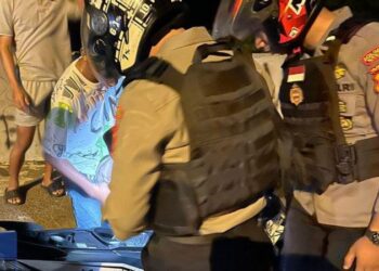 Polresta Manado memberikan respons cepat terhadap laporan yang masuk melalui Call Centre 112/110 terkait keributan yang dilakukan oleh sekelompok anak muda yang tengah mengonsumsi miras di Kelurahan Mahawu, Lingkungan 2, Kecamatan Tuminting. Laporan tersebut diterima pada pukul 01.58 WITA dan segera mendapatkan tanggapan dari patroli rayon bersama personel Polsek Tuminting, Jumat (29/12/2023).