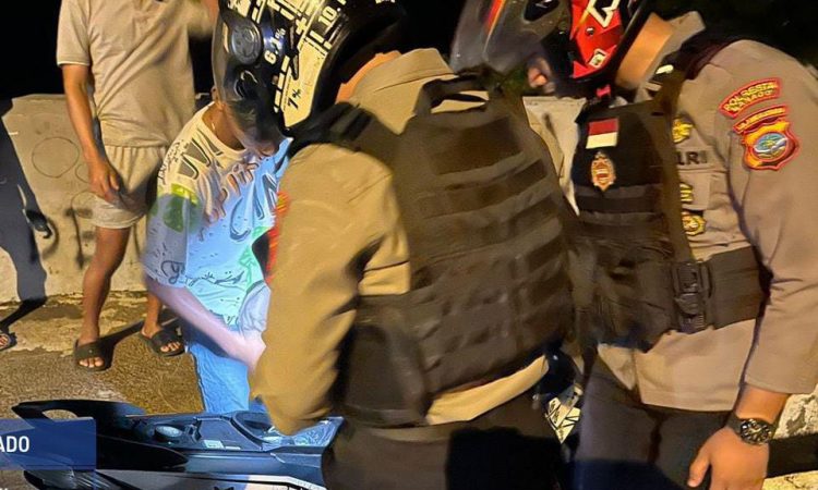 Polresta Manado memberikan respons cepat terhadap laporan yang masuk melalui Call Centre 112/110 terkait keributan yang dilakukan oleh sekelompok anak muda yang tengah mengonsumsi miras di Kelurahan Mahawu, Lingkungan 2, Kecamatan Tuminting. Laporan tersebut diterima pada pukul 01.58 WITA dan segera mendapatkan tanggapan dari patroli rayon bersama personel Polsek Tuminting, Jumat (29/12/2023).