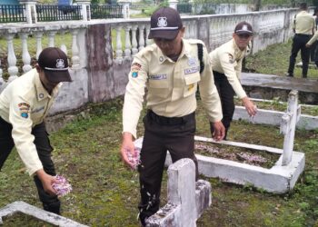 Peringati HUT Satpam yang ke 43, Sat Binmas Polres Dairi melaksanakan ziarah di Makam Pahlawan yang berada di Jalan Pahlawan Kecamatan Sidikalang Kabupaten Dairi, Sabtu (30/12/2023).