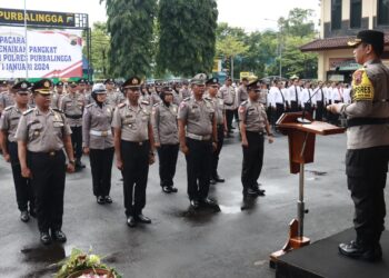 Sebanyak 76 personel Polres Purbalingga naik pangkat satu tingkat lebih tinggi. Hal tersebut nampak saat digelar upacara laporan kenaikan pangkat di halaman Mapolres Purbalingga, Minggu (31/12/2023) pagi. Adapun personel yang naik pangkat dengan rincian dari AKP ke Kompol 1 personel, Iptu ke AKP 8 personel, Ipda ke Iptu 6 personel, Aipda ke Aiptu 12 personel, Bripka ke Aipda 5 personel, Brigadir ke Bripka 10 personel, Briptu ke Brigadir 30 personel, Bripda ke Briptu 4 personel.