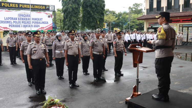 Sebanyak 76 personel Polres Purbalingga naik pangkat satu tingkat lebih tinggi. Hal tersebut nampak saat digelar upacara laporan kenaikan pangkat di halaman Mapolres Purbalingga, Minggu (31/12/2023) pagi. Adapun personel yang naik pangkat dengan rincian dari AKP ke Kompol 1 personel, Iptu ke AKP 8 personel, Ipda ke Iptu 6 personel, Aipda ke Aiptu 12 personel, Bripka ke Aipda 5 personel, Brigadir ke Bripka 10 personel, Briptu ke Brigadir 30 personel, Bripda ke Briptu 4 personel.