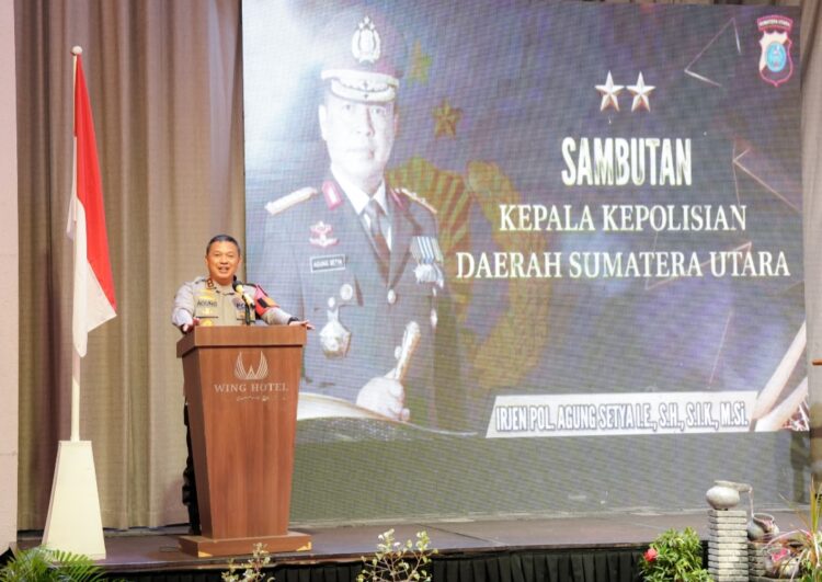 BERI SAMBUTAN: Kapolda Sumut, Irjen Pol Agung Setya Imam Effendi beri sambutan pada kegiatan peningkatan kemampuan psikologi bagi konselor trauma healing dan pemberian layanan psikologi berupa support-PSI tahun 2023 di Hotel Wings, Kabupaten Deliserdang, Kamis (30/11/2023). (Foto Dok/ Polda Sumut)
