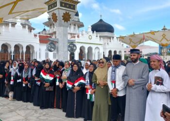 Takbir Akbar dipelataran halaman Mesjid Raya Baiturrahman, Sabtu (09/12/23) yang dimulai dari jam 09.40 hingga 12.00 Wib dengan doa bersama untuk Palestina yang dipimpin oleh Syeikh Saeb Helles dari Palestina.