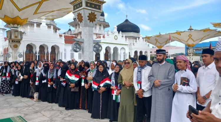 Takbir Akbar dipelataran halaman Mesjid Raya Baiturrahman, Sabtu (09/12/23) yang dimulai dari jam 09.40 hingga 12.00 Wib dengan doa bersama untuk Palestina yang dipimpin oleh Syeikh Saeb Helles dari Palestina.