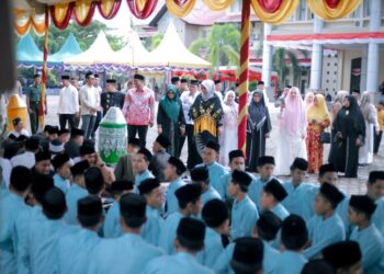Pemerintah Kabupaten (Pemkab) Nagan Raya peringati Maulid Nabi Muhammad SAW tahun 1445 H di Halaman Kantor Bupati, Komplek Perkantoran Suka Makmue, Selasa (12/12/2023).