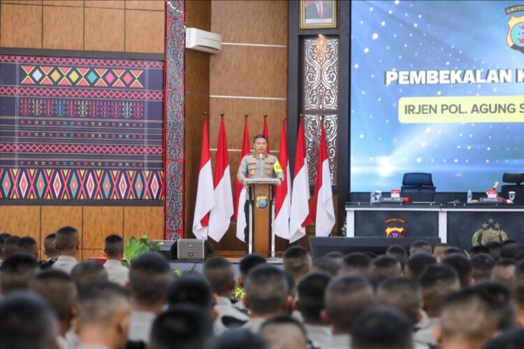 BERI PEMBEKALAN: Kapolda Sumut, Irjen Pol Agung Setya Imam Effendi, memberikan pembekalan kepada 441 Siswa Diktuk Bintara Polri di Aula Tribrata Mapolda Sumut, Senin (18/12/2023). (Foto Dok/ Polda Sumut)