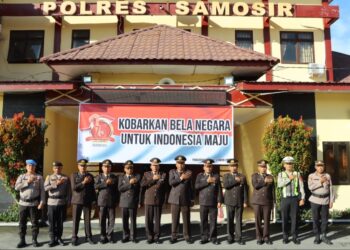 Polres Samosir menggelar upacara peringatan Hari Bela Negara yang ke-75 dengan penuh semangat dan kekompakan. Dipimpin oleh Wakapolres Samosir Kompol S. T Panggabean, S.H, upacara yang berlangsung di lapangan Mako Polres Samosir pada tanggal 19 Desember 2023 ini menampilkan tema besar, "Kobarkan Bela Negara Untuk Indonesia Maju, Bela Negara Untuk Memakmurkan Rakyat."